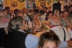 Ausgelassene Stimmung im Wiesnzelt