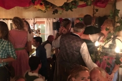 Stimmung-auf-der-Wiesn-e1555943899560